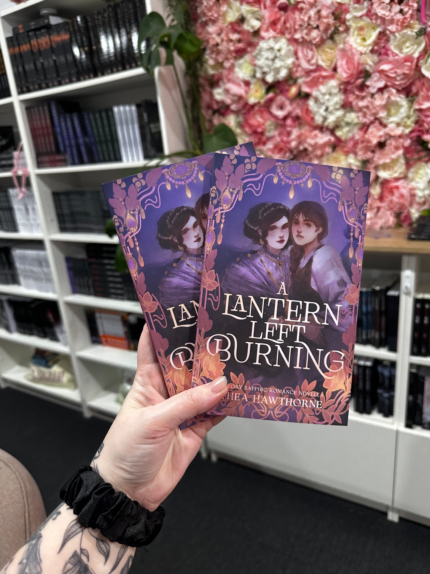 A Lantern Left Burning: A Cosy Sapphic Romance Novella (Muses of Esk) by Thea Hawthorne